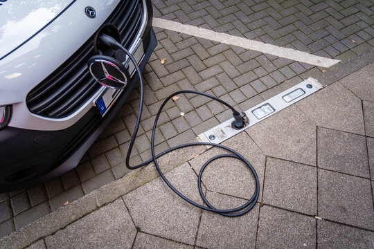 Ein E-Auto wird an einem Ladebordstein auf der K&Ouml; mit einem Kabel aufgeladen, D&uuml;sseldorf, Deutschland