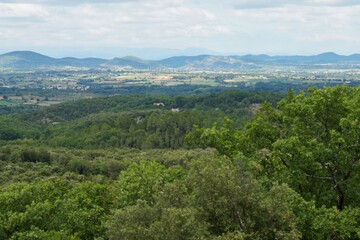 Fototapeta premium Panoramic Mountain View of Lush Green Forests and Distant Valley
