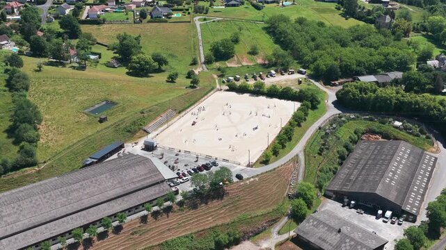 Concours hippique saut d'obstacle en drone