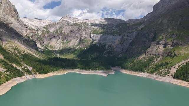 Le lac de Tseuzier au pied des imposantes parois rocheuses, Valais, Suisse