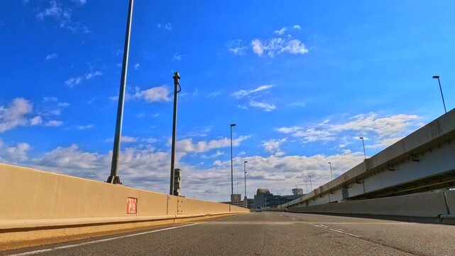 首都高速道路を走行する車からの景色、青空と道路
