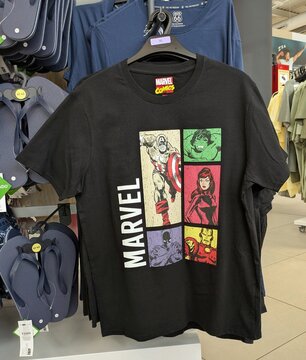 Camiseta de manga corta con personajes Marvel: Captain America, Iron Man, Hulk, Scarlet Witch y Black Panther, en tienda Carrefour, Madrid, Espa&ntilde;a, 27 de mayo de 2026