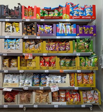 Coloridas bolsas de diversos aperitivos de varias marcas en un expositor de una tienda Dia en Madrid, Espa&ntilde;a, 27 de mayo de 2026