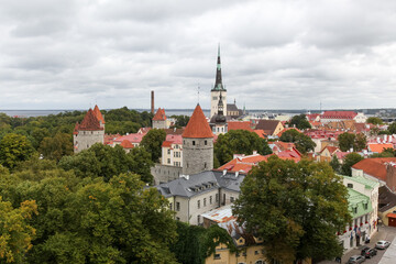 Obraz premium Panoramic view of Tallinn Old Town with medieval towers and St. Olaf's Church, Estonia