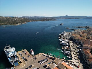 Sardynia - Włochy La Maddalena miasto w archipelagu o tej samej nazwie. Zdjęcie wykonane dronem. Port, łodzie, morze, kamienice, piękne widoki © Konrad