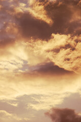 Obraz premium Dramatic cloudy sunset sky with warm golden light background texture