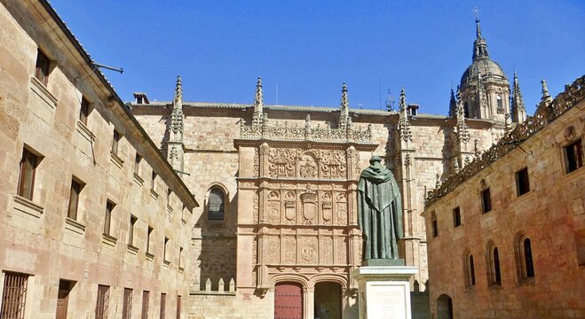 Plateresque fa&ccedil;ade of the University of Salamanca, where the famous frog that tourists often look for can be found.