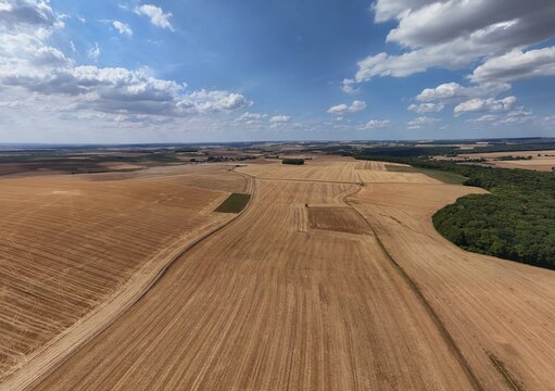 vue a&eacute;rienne panoramique des champs apr&egrave;s la moisson. Paysage rural et agricole en Meurthe-et-Moselle, Lorraine. Ciel bleu avec des gros nuages cumulus en &eacute;t&eacute;. France 2026