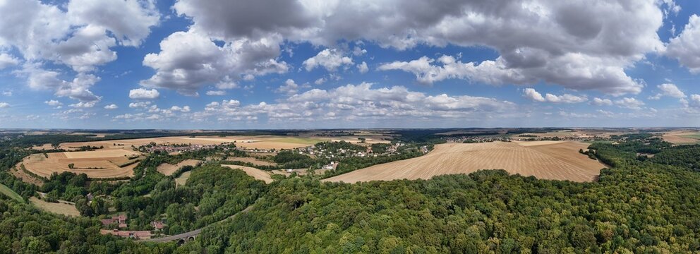 vue a&eacute;rienne panoramique en Meurthe-et-Moselle, pr&egrave;s des villages de Boismont et Bazailles. La Lorraine d&eacute;but ao&ucirc;t 2026, en pleine s&eacute;cheresse sous un ciel bleu et quelques nuages cumulus.