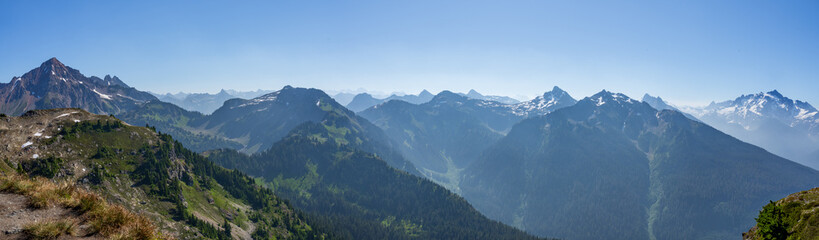 Fototapeta premium Mountains along the Yellow Aster Butte and Keep Kool Butte trail. Mount Baker Washington.