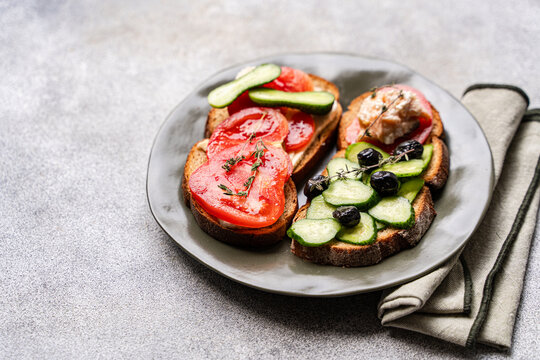 Healthy salmon and vegetable toasts with creamy cheese