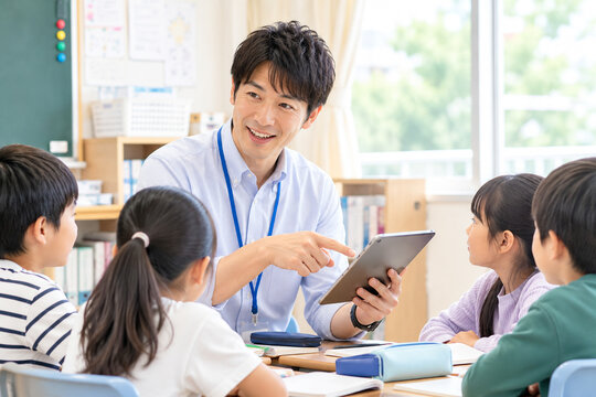 タブレットで授業を行う小学校教師