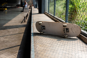 Skateboard resting on a ledge in an urban skate park setting. © Rawpixel.com