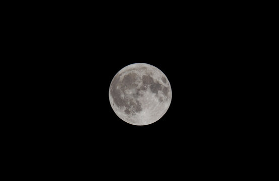 夏の夜空に浮かぶ満月をクローズアップ撮影03