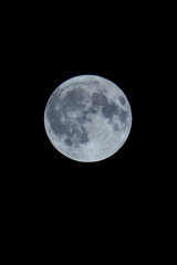 夏の夜空に浮かぶ満月をクローズアップ撮影09 © スタジオ　スパロウ