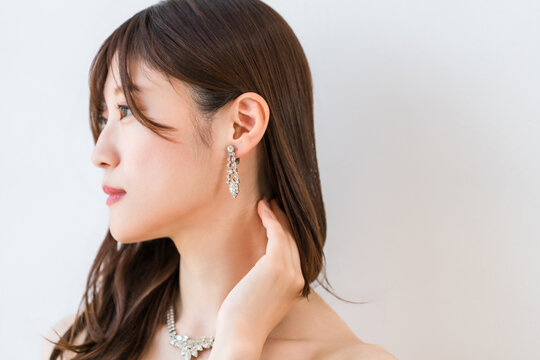 ネックレス,ピアスを付けた若いアジア人女性