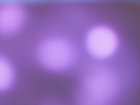 Una toma de cerca de una fondo abstractode color morado o violeta  de luces de navidad en la oscuridad. Desenfoque bokeh