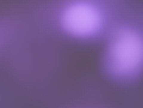 Una toma de cerca de una fondo abstractode color morado o violeta  de luces de navidad en la oscuridad. Desenfoque bokeh