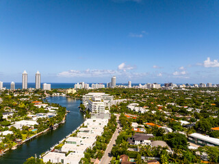 Obraz premium Drone Photo of Miami Beach Canal Community with Ocean and Skyline” An aerial drone view of a residential neighborhood in Miami Beach, Florida, showing Indian Creek waterway winding through 