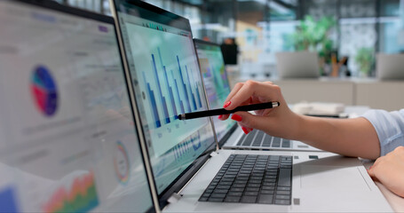 Obraz premium Young Female Financial Analyst Studying Performance Data