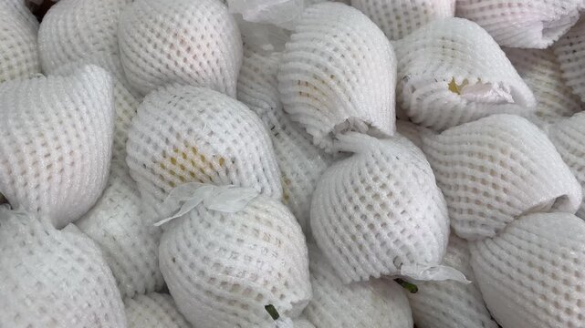 Fresh Pears in White Foam Net Packaging