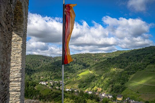 Heute wehte der Wind so kr&auml;ftig &uuml;ber die Mauern der Grevenburg. Zwischen uralten Steinen, sattgr&uuml;nen Weinbergen und dem endlosen Himmel standen wir einen Moment einfach nur still.