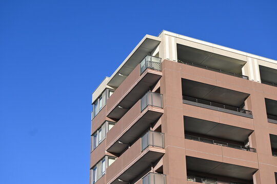 青空に映える近代的なマンションの外観