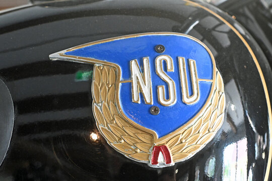 Historisches NSU-Emblem auf einem Motorradtank