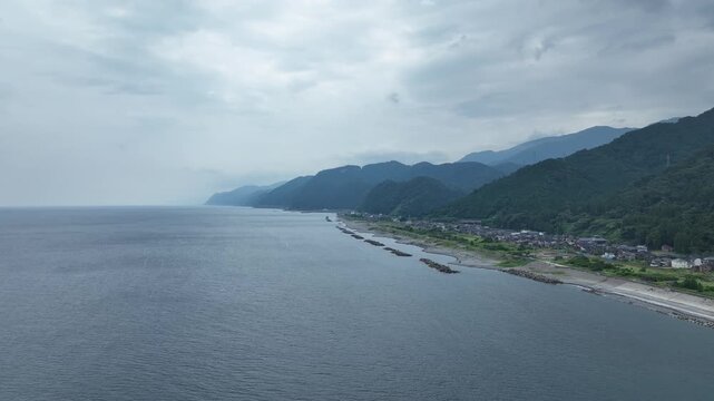 梅雨明け間近の富山県朝日町境海岸周辺の様子