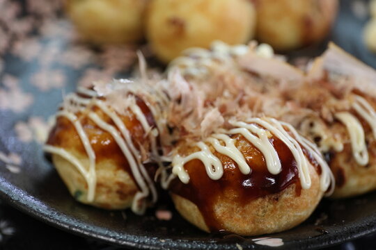 ソースとマヨネーズのかかったたこ焼き