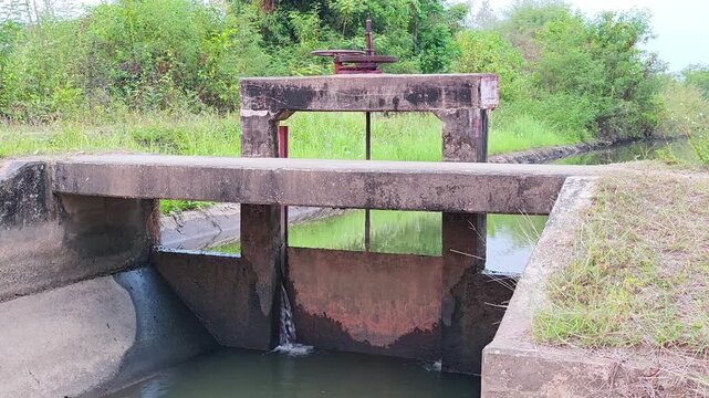 Sluice Gate และ Irrigation Canal