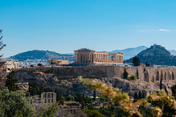 Naklejka premium Majestic view of the Acropolis standing proud over Athens, Greece under a clear blue sky