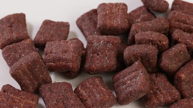 tas de c&eacute;r&eacute;ales au chocolat en gros plan