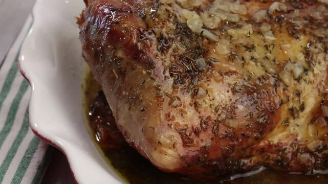 Gigot d'agneau r&ocirc;ti aux herbes
