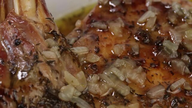 Gigot d'agneau r&ocirc;ti aux herbes