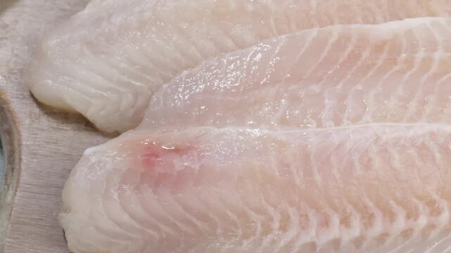 filet de tilapia en gros plan, sur une table