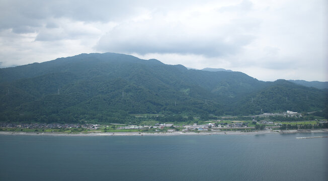 梅雨明け間近で大気に蒸気が満ちている富山県朝日町の境海岸周辺の風景