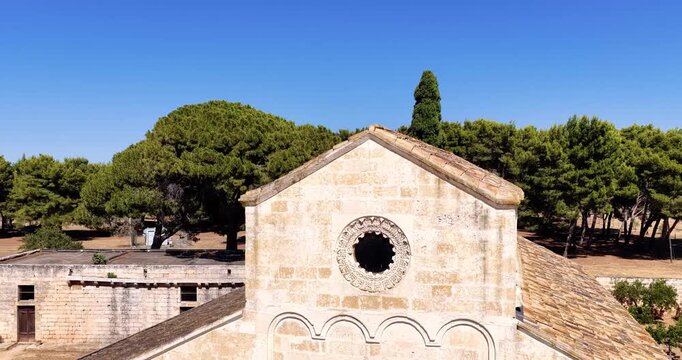 Santa Maria di Cerrate - carrello ad entrare con drone