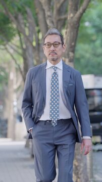 歩くビジネスマン男性