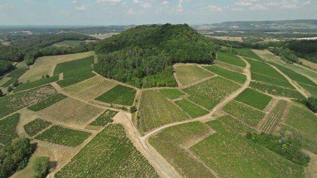 Vue a&eacute;rienne du village de L'&Eacute;toile et ses vignobles sous le soleil d'&eacute;t&eacute;, Jura (39)