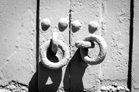 Due maniglie circolari su una porta metallica