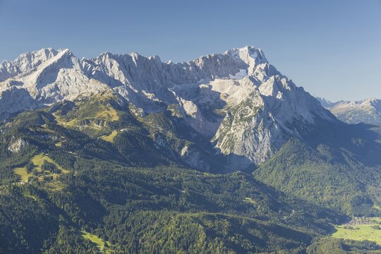 Panorama from Wank, 1780m, onto the Wetterstein Mountains with Alpspitze 2628m, Jubil&auml;umsgrat and Zugspitze 2962m, Werdenfelser Land, Upper Bavaria, Bavaria, Germany