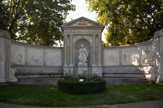 Monumento monumentale in marmo dedicato allo scrittore Franz Grillparzer nel parco pubblico Volksgarten a Vienna circondato da alberi in una giornata di sole