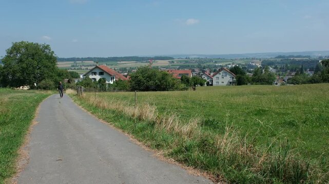 Ausblick auf Z&uuml;rich Affoltern in der Schweiz am Stadtrand von Z&uuml;rich, l&auml;ndliche Gegend l&auml;dt zu einem Spaziergang ein