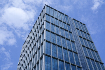 Obraz premium low angle view modern office building exterior in downtown district