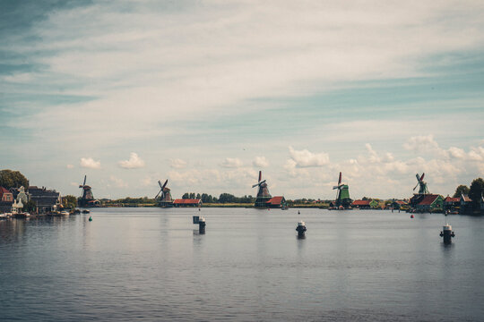 Moinhos em Zaanse Schans na Holanda ou Pa&iacute;ses Baixos