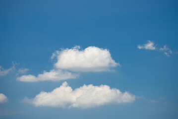 Fototapeta premium beautiful blue sky and white fluffy cloud horizon outdoor for background.