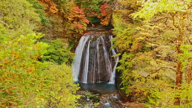 秋色に包まれた横谷渓谷の王滝