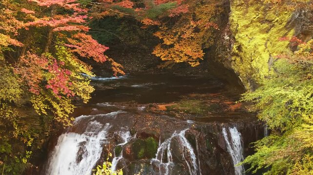 秋色に包まれた横谷渓谷の王滝