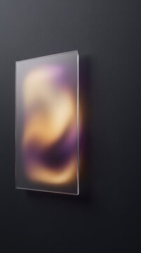 Fondo de presentaci&oacute;n oscuro de alta resoluci&oacute;n, panel de vidrio esmerilado flotante sobre espectro de oro l&iacute;quido y violeta